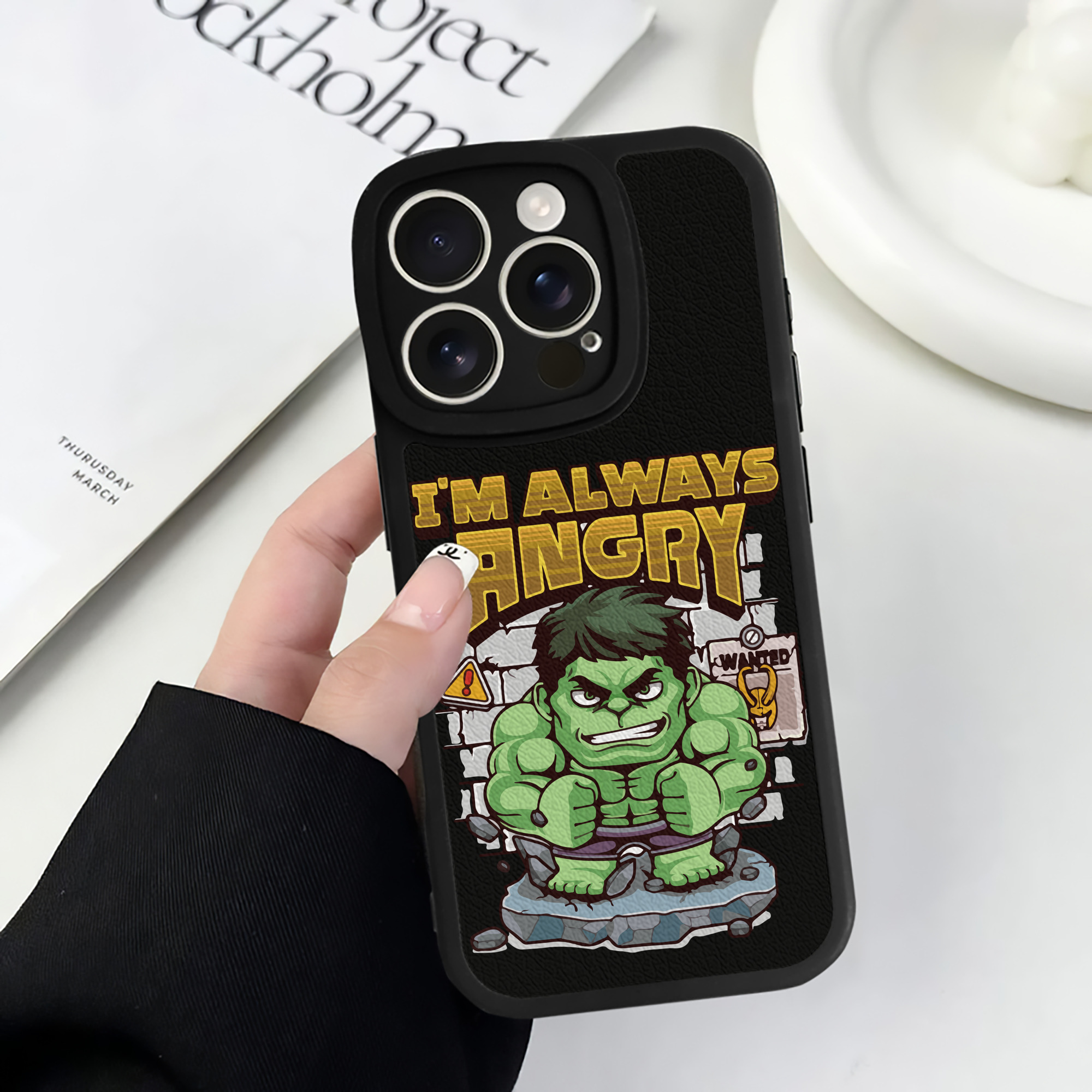 （画像用） アベンジャーズ The Avengers 【iPhone 16シリーズ対応】シリコンスマホケース（レザー調） 材質：シリコン